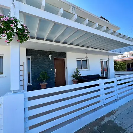 Fat Cow Apartment Larnaca